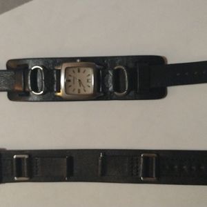 Unisex fossil watch with leather band plus extra band with it